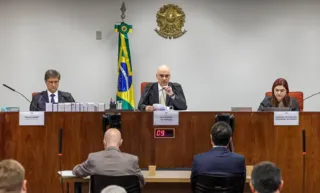 Imagem ilustrativa da imagem Bolsonaro e Alexandre de Moraes cara a cara: começa o depoimento
