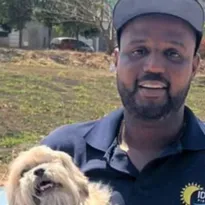 Imagem ilustrativa da imagem Cachorro cego é salvo por piscineiro após se afogar; vídeo