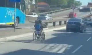 Imagem ilustrativa da imagem Cadeira de rodas em ação perigosa no trânsito de Niterói; vídeo