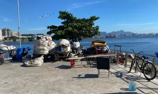 Imagem ilustrativa da imagem Calçadão atrás de shopping vira depósito ilegal de recicláveis em Niterói
