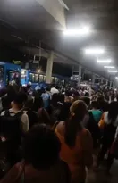 Imagem ilustrativa da imagem Calor e filas castigam passageiros no terminal de Niterói