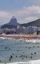 Imagem ilustrativa da imagem Calorão no Ano Novo explode número de salvamentos em praias do Rio