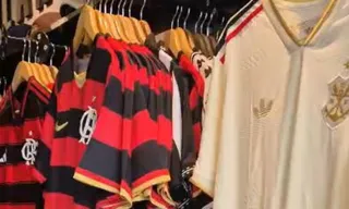 Imagem ilustrativa da imagem Camisas do Flamengo falsificadas vendidas em fábrica na Região dos Lagos