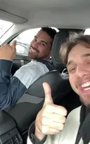 Imagem ilustrativa da imagem Cantor de Niterói descobre voz de ouro de motorista tímido; vídeo