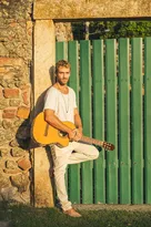 Imagem ilustrativa da imagem Cantor leva a energia do mar para o palco em Niterói: 'Empolgado'