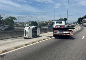 Imagem ilustrativa da imagem Capotamento na Avenida Brasil deixa dois feridos
