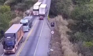Imagem ilustrativa da imagem Carreta sem freio joga carro de ponte e deixa feridos; vídeo assustador