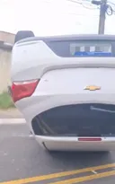 Imagem ilustrativa da imagem Carro capota após colisão em cruzamento na Região Oceânica de Niterói