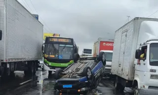 Imagem ilustrativa da imagem Carro capota e complica trânsito na Avenida Brasil