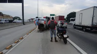 Imagem ilustrativa da imagem Carro capota e deixa trânsito lento na Avenida Brasil