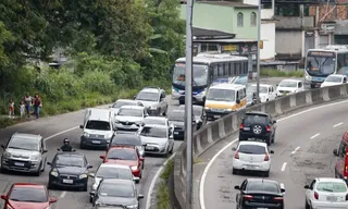 Imagem ilustrativa da imagem Carro capota na RJ-104, em São Gonçalo