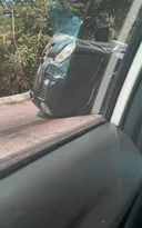 Imagem ilustrativa da imagem Carro capota na Serrinha de Itaipuaçu e idoso é socorrido