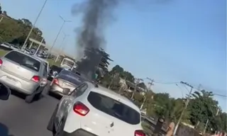 Imagem ilustrativa da imagem Carro em chamas causa congestionamento na BR-101, em São Gonçalo