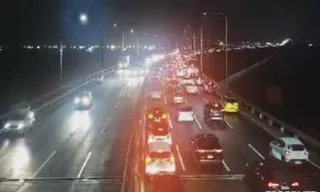Imagem ilustrativa da imagem Carro enguiça e complica trânsito na Ponte Rio-Niterói