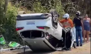 Imagem ilustrativa da imagem Carro fica de cabeça pra baixo após capotar em Niterói; vídeo