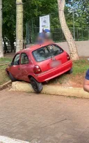 Imagem ilustrativa da imagem Carro invade calçada e atropela pedestre em Niterói; vídeo