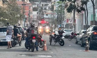 Imagem ilustrativa da imagem Carro pega fogo e interdita rua na Zona Sul de Niterói