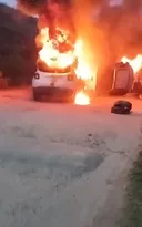 Imagem ilustrativa da imagem Carros são queimados por bandidos no Salgueiro, em São Gonçalo; vídeo