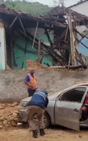 Imagem ilustrativa da imagem Casa desaba no Rio e moradora e animais escapam por pouco