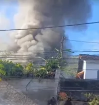 Imagem ilustrativa da imagem Casa pega fogo em Niterói e nuvem de fumaça assusta moradores