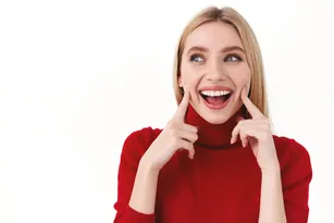 Imagem ilustrativa da imagem Clareamento dental viral do TikTok: especialista fala sobre os perigos