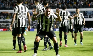 Imagem ilustrativa da imagem Com gol no fim, Botafogo vence o Santos fora de casa