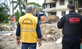 Imagem ilustrativa da imagem Construções irregulares são demolidas em lagoa de Niterói