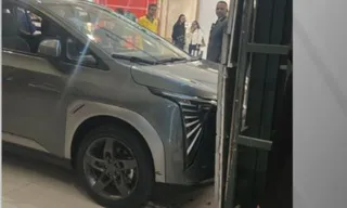 Imagem ilustrativa da imagem ⁠Criança entra em carro exposto em shopping e causa acidente
