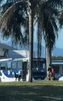 Imagem ilustrativa da imagem Criminosos usam ônibus como barricadas na Ilha do Governador