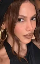 Imagem ilustrativa da imagem De cara nova! Anitta reaparece e causa polêmica na web