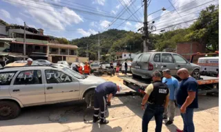 Imagem ilustrativa da imagem Depósito clandestino de veículos é fechado em Niterói; vídeo