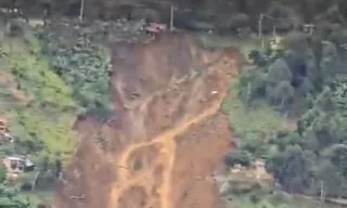 Imagem ilustrativa da imagem Deslizamento de terra atinge casas e deixa mortos e desaparecidos
