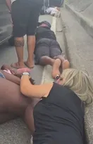 Imagem ilustrativa da imagem Domingo de caos e tiros na Avenida Brasil