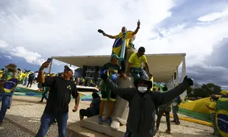 Imagem ilustrativa da imagem Dosimetria é aprovada para reduzir penas de condenados pelos atos de 8 de janeiro