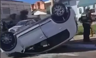 Imagem ilustrativa da imagem Duas pessoas ficam feridas após capotamento em São Gonçalo