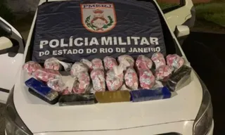 Imagem ilustrativa da imagem Dupla é presa com 9 mil pinos de cocaína em carro clonado na RJ-106