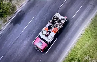 Imagem ilustrativa da imagem Emoção e aplausos: cortejo com corpo de PM percorre ruas do Rio