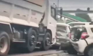 Imagem ilustrativa da imagem Engavetamento entre 5 veículos deixa ferido na BR-101, em SG