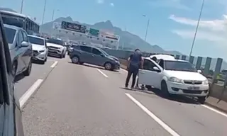 Imagem ilustrativa da imagem Engavetamento entre carros trava Ponte Rio-Niterói