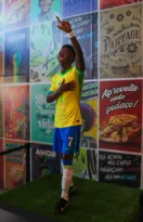 Imagem ilustrativa da imagem Estátua de cera de Vini Jr. emociona em shopping de São Gonçalo