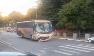 Imagem ilustrativa da imagem Ex-funcionário furta ônibus e invade salão de festas após briga; vídeo