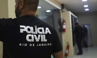 Imagem ilustrativa da imagem Fábrica clandestina de bebidas é fechada no Rio