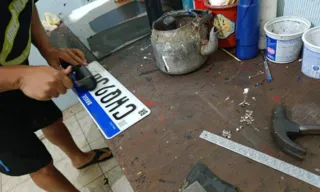 Imagem ilustrativa da imagem Fábrica que produzia placas de carro é estourada no Rio