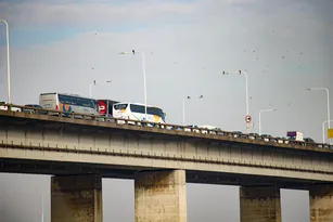Imagem ilustrativa da imagem Faixas da Ponte são interditadas e trânsito para Niterói dá um nó