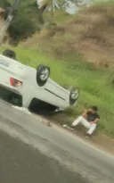 Imagem ilustrativa da imagem Família capota carro em São Gonçalo; crianças entre vítimas