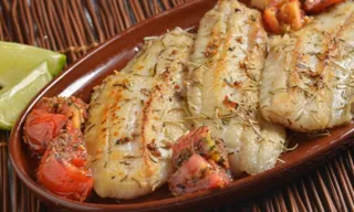 Imagem ilustrativa da imagem Filé de peixe com alho e alecrim para o Dia de São Pedro