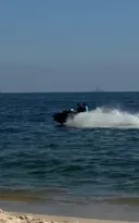 Imagem ilustrativa da imagem Flagrante! Motos aquáticas passam perto de banhistas em Niterói