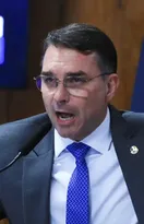 Imagem ilustrativa da imagem Flávio Bolsonaro diz que mãe e avós foram feitos reféns durante assalto no Rio