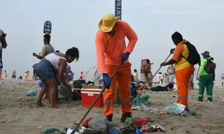 Imagem ilustrativa da imagem Garis dão show no pós-Réveillon e limpam Niterói em tempo recorde