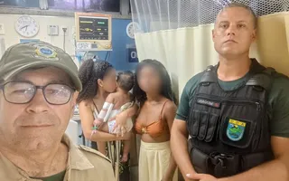 Imagem ilustrativa da imagem Guardas salvam bebê engasgado com morango na Zona Norte